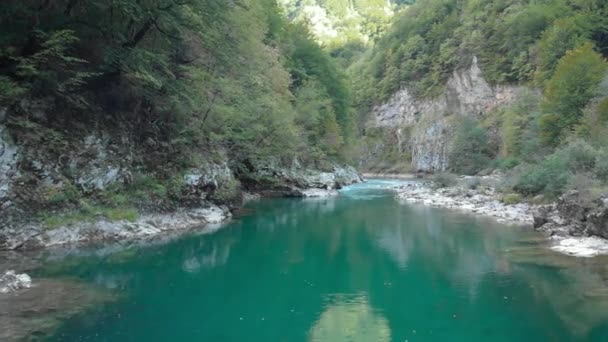 Vista vertical aérea sobre la superficie de un río de montaña — Vídeos de Stock