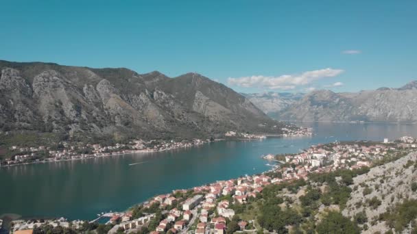 Vista aérea da cidade Kotor em Montenegro. Voando sobre a Baía de Kotor e montanhas — Vídeo de Stock