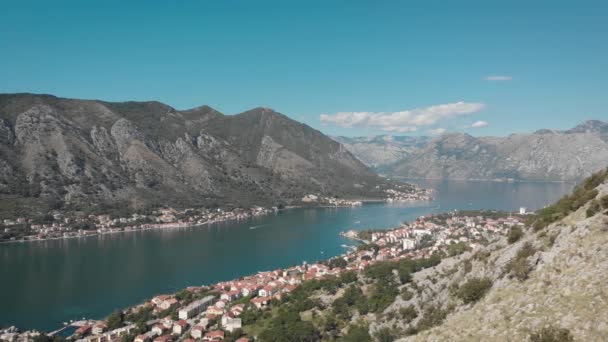 Повітряний вид на місто Котор в Чорногорії. Політ через затоку Котор і гори — стокове відео
