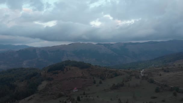 Vista aérea del dron: Vuelo sobre el pueblo de montaña de otoño con bosques, campos. Paisaje majestuoso. Mundo de belleza — Vídeos de Stock