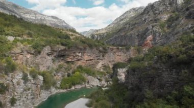 Hava Aracı Görüntüsü: Sonbahar dağ köyü üzerinde ormanlar, tarlalar ve nehirle uçuş. Muhteşem bir manzara. Güzellik dünyası