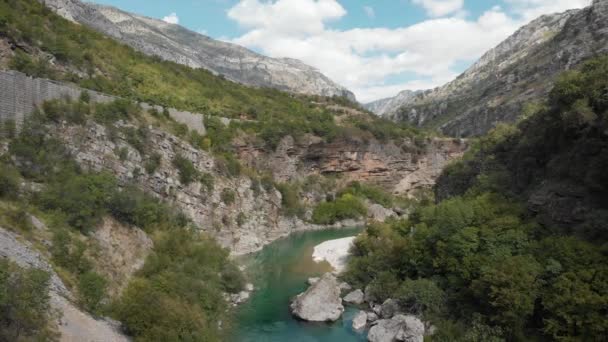 Bir dağ nehrinin yüzeyinde dikey hava görüntüsü — Stok video