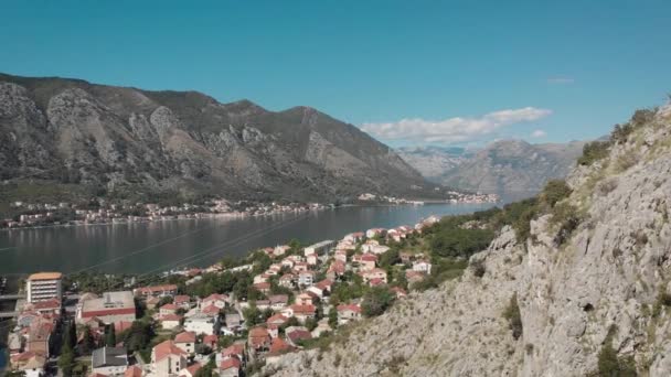 Вид с воздуха на город Котор в Черногории. Летающие над Которским заливом и горами — стоковое видео