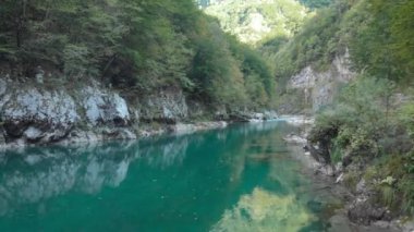 Bir dağ nehrinin yüzeyinde dikey hava görüntüsü