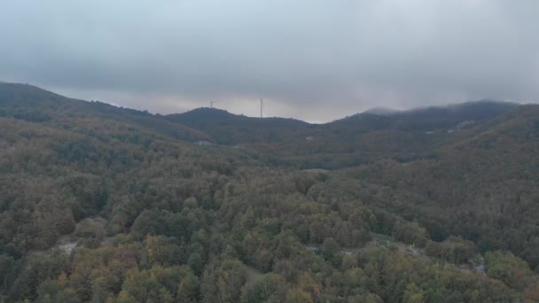 Dağlarda rüzgar türbini çiftliği. Hava manzarası, rüzgâr tarlası, yemyeşil tepecikli tepe. Yeşil ekolojik dünya konsepti için yenilenebilir enerji üretimi. — Stok video