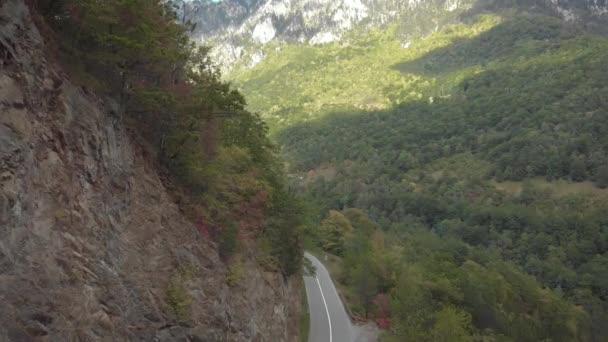 Drohnenaufnahmen, die über den Berg fliegen. Schöne Tieffliege. Surfende Berge. Technologie trifft auf Natur — Stockvideo