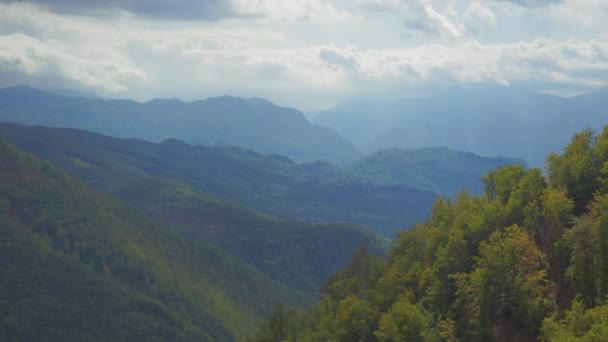 时光流逝-秋天的色彩在高山的山峰间闪烁着光芒和黑暗，云彩飘散而过，在阳光和阴影之间交替出现 — 图库视频影像