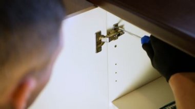 Dolap yapımcıları dolap kapılarını birleştirir. Tornavida ustası