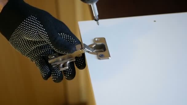 Tischler oder Handwerker bohren Löcher, um neue Scharniere an Schranktüren zu installieren — Stockvideo