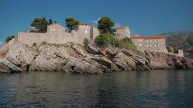 Sveti Stefan adası güzel bir yaz gününde, deniz manzaralı. Karadağ