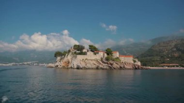 Sveti Stefan adası güzel bir yaz gününde, deniz manzaralı. Karadağ