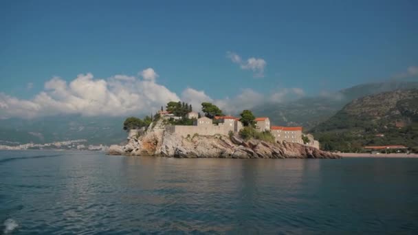 Sveti Stefan eiland in een prachtige zomerdag, uitzicht vanaf de zee. Montenegro — Stockvideo