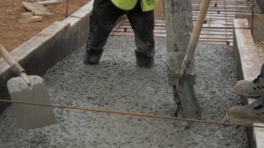 Kalıp Betonlama üzerinde çimento karıştırıcı beton karışım dökme. Bitmiş döşeme tesviye ve dökme beton zemin kat.