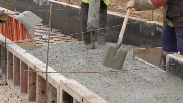 Verter mistura de concreto do misturador de cimento na cofragem de concretagem. Terminado nivelamento da laje e derramando o piso do porão de concreto . — Vídeo de Stock