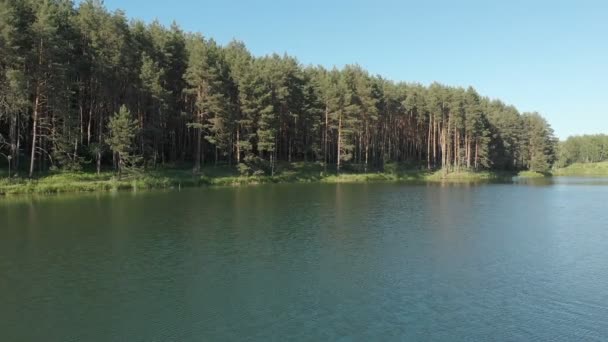 Vue sur le village rural. Drone volant au-dessus de l'étang 