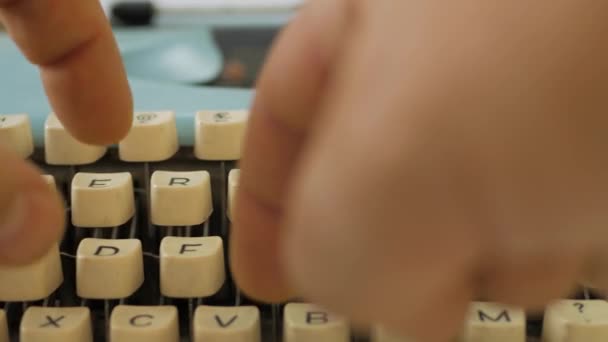 Nahaufnahme der fingertippenden Schreibmaschinentastatur — Stockvideo