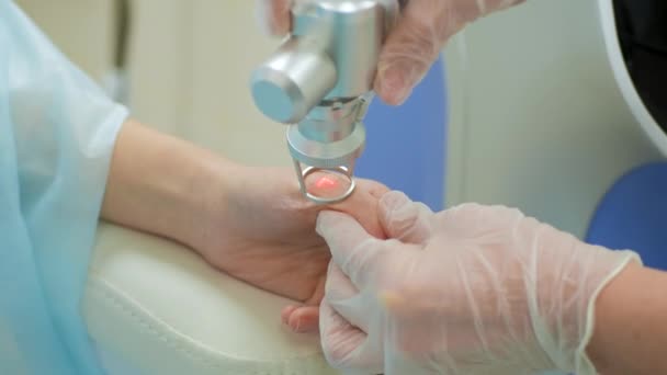 Врач-косметолог проводит процедуру удаления лазерного рубца. Концепция омоложения кожи, аппаратная косметология . — стоковое видео