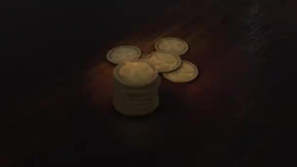 Концепція дня святкових днів - монети з чотирилистовою конюшиною на дерев'яному фоні . — стокове відео