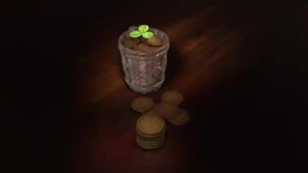 Γιορτές και Άγιος Πατρίκιος έννοια ημέρα - κέρματα με τετράφυλλο τριφύλλι σε μια κούπα μπύρα, με πράσινο τριφύλλι — Αρχείο Βίντεο