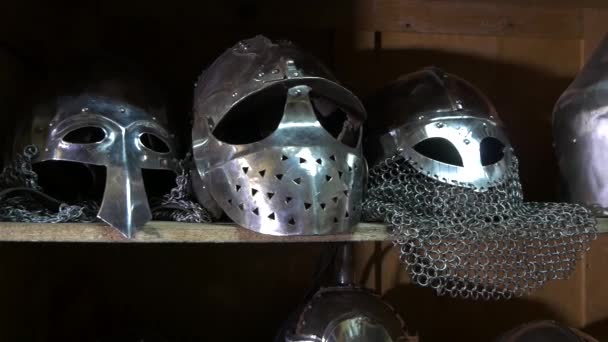 Cascos de un caballero medieval yacen en un estante — Vídeo de stock