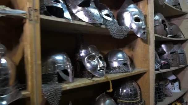 Helmen van een middeleeuwse ridder liggen op een plank — Stockvideo