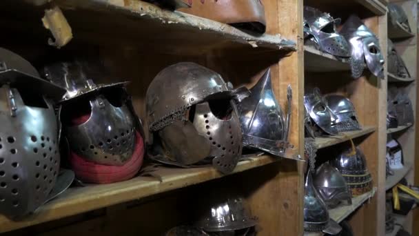 Шлемы средневекового рыцаря лежат на полке — стоковое видео