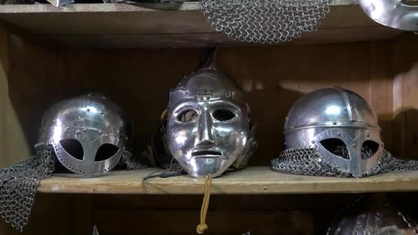 Os capacetes de um cavaleiro medieval estão em uma prateleira — Vídeo de Stock