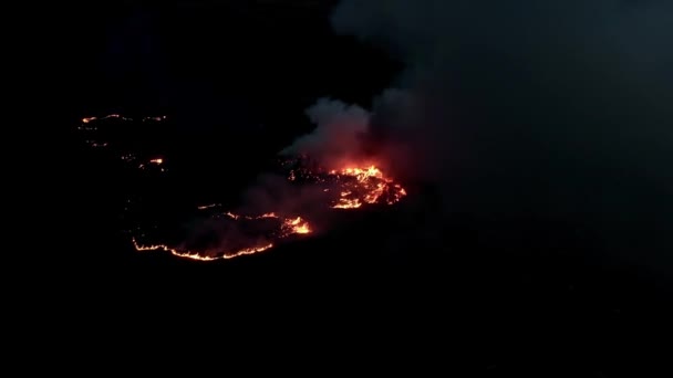 Air shot, of fire flame in the dark night . A terrible dangerous wild fire at night in a field. Burning dry straw grass. A large area of nature is in flames — Stock Video