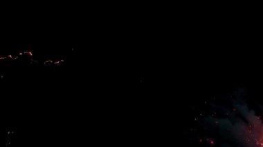 Hava atışı, gecenin karanlığında alevler içinde. Gece bir tarlada korkunç tehlikeli bir yangın. Kuru saman çimlerini yakmak. Doğanın geniş bir alanı alevler içinde.