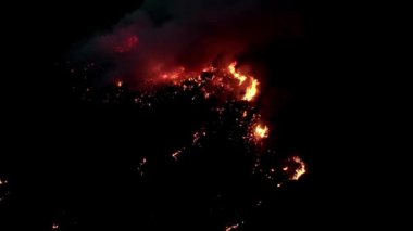 Hava atışı, gecenin karanlığında alevler içinde. Gece bir tarlada korkunç tehlikeli bir yangın. Kuru saman çimlerini yakmak. Doğanın geniş bir alanı alevler içinde.