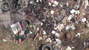 Aerial 'ın üstündeki çöp yığını. Endüstriyel ve ev atıkları. Büyük çöp yığını. Çöplükte ya da çöplükte kirli ve pis kokulu atıklar. Küresel hasar çevresel boşaltma kavramı