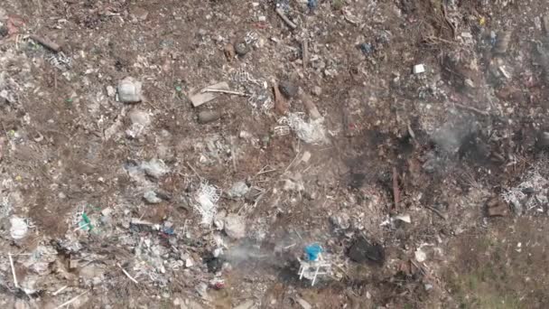 Aerial 'ın üstündeki çöp yığını. Endüstriyel ve ev atıkları. Büyük çöp yığını. Çöplükte ya da çöplükte kirli ve pis kokulu atıklar. Küresel hasar çevresel boşaltma kavramı — Stok video