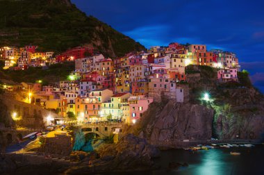 Waterfront cliff kasaba, Manarola geceleri