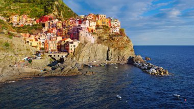 Manarola bir kaya üzerinde renkli evleri
