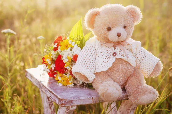 Romantische Lage mit Teddybär — Stockfoto