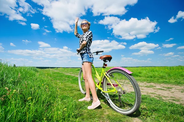 야외에서 자전거와 아름 다운 여자 — 스톡 사진