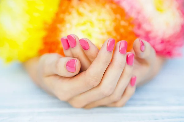 Roze manicure en daisy bloem — Stockfoto