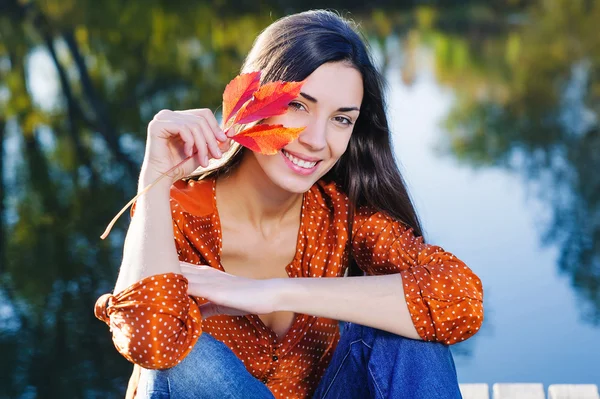 Mujer feliz con hoja de otoño — Foto de Stock