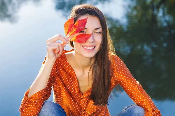 Mujer feliz con hoja de otoño — Foto de Stock