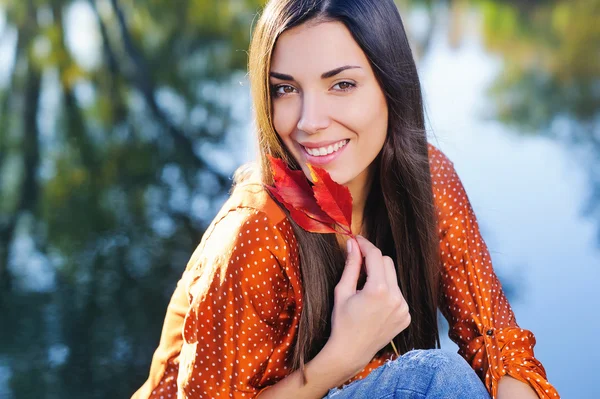 Mujer feliz con hoja de otoño — Foto de Stock