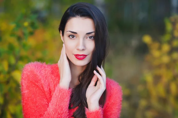 Hermosa mujer con labios rojos — Foto de Stock