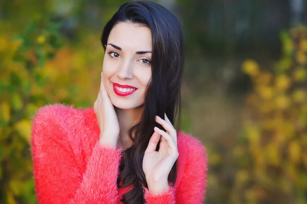 Mulher bonita com lábios vermelhos — Fotografia de Stock