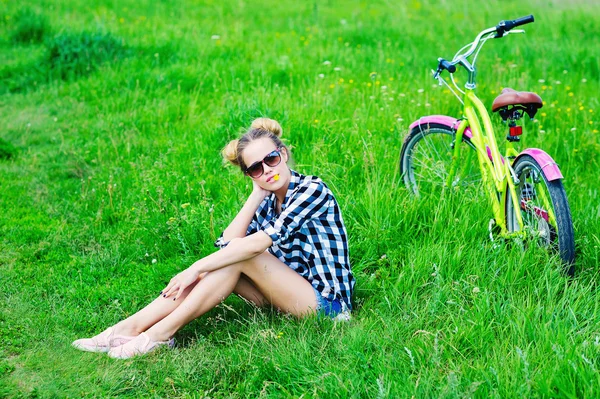 Giovane donna con la sua moto all'aperto — Foto Stock