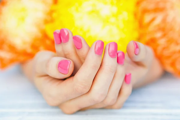 Mani donna con manicure rosa — Foto Stock