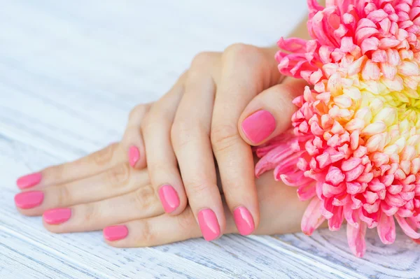 Žena ruce s pinkmanicure — Stock fotografie