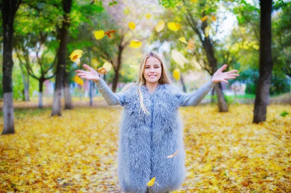 Joven alegre jugando con hojas de otoño — Foto de Stock