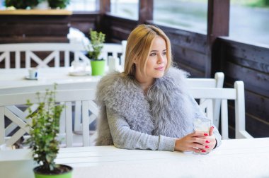 Genç kadının ona zaman kahve molası sırasında