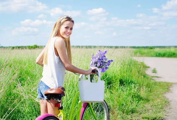 Açık havada Bisiklet olan kadın