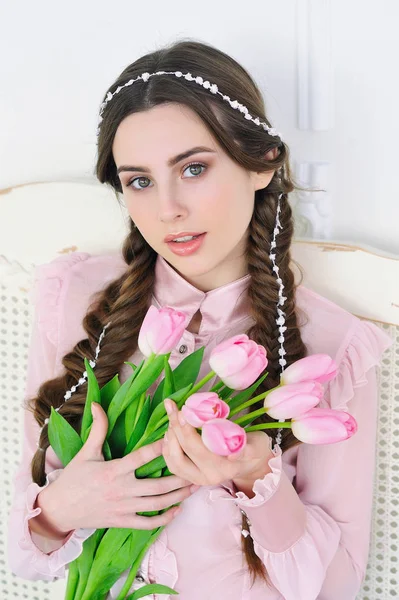 Hermosa mujer en rosa — Foto de Stock