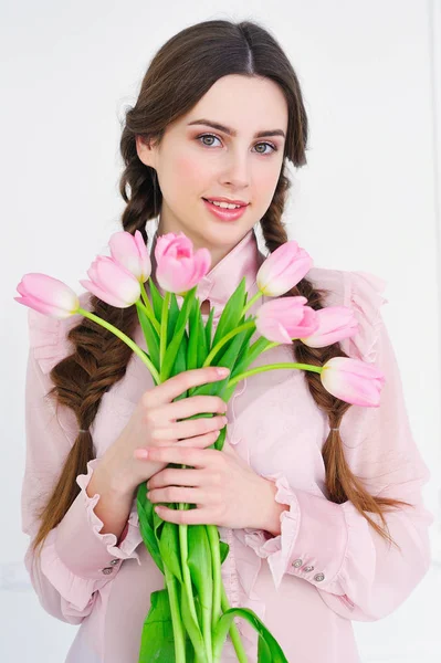Mulher bonita em rosa — Fotografia de Stock